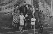 La famille runie en 1940, maman a 9 ans, elle se trouve  l'extrme gauche de la photo