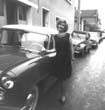 Mireille  cte de sa voiture, la " Versailles ", le 1er janvier 1964