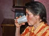 Maman qui boit un verre de jus de pomme